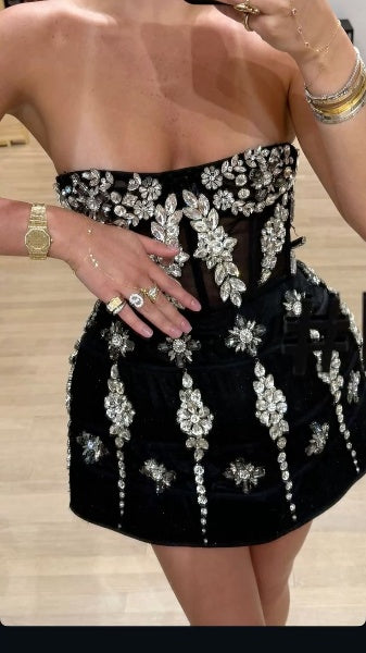 Modisches schwarzes kurzes Geburtstagskleid, figurbetontes Satin-Heimkehrer-Kleid DP07230