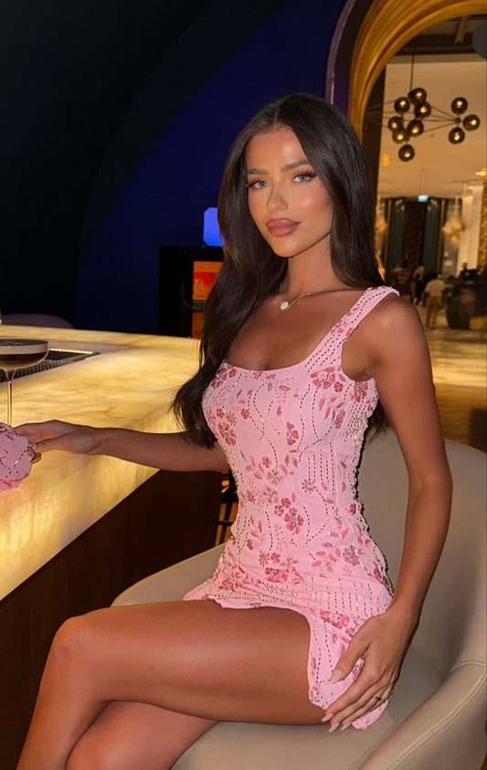 Robe de cocktail courte rose tendance, coupe fourreau ornée de perles pour anniversaire DP07347
