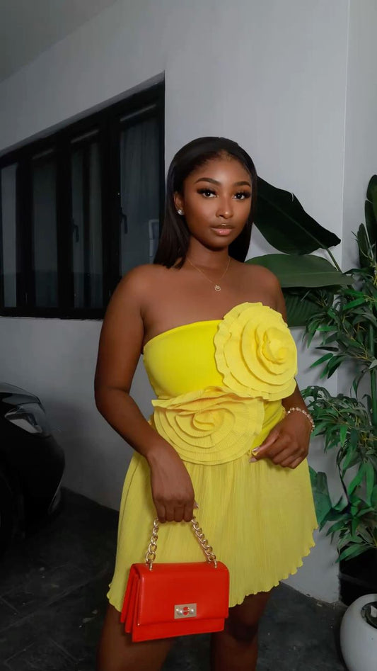 Robe de bal courte jaune tendance, coupe fourreau en satin avec perles pour anniversaire DP07357