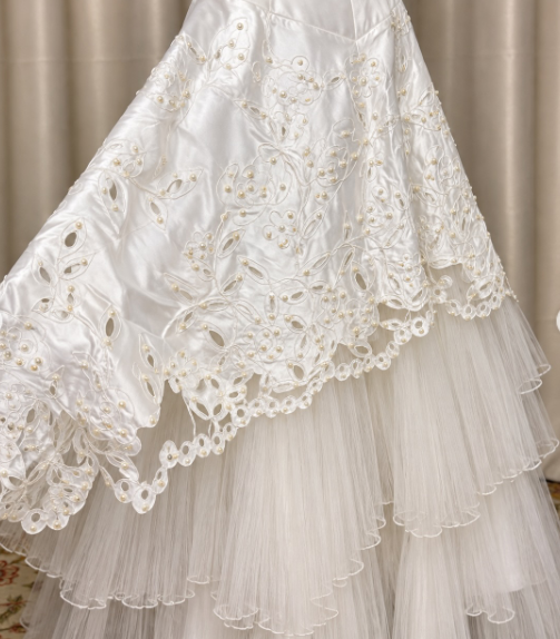Elegantes A-Linien-Brautkleid aus Tüll in Weiß DP07616