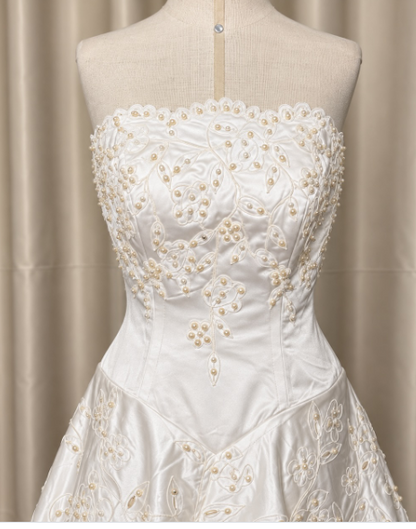 Elegantes A-Linien-Brautkleid aus Tüll in Weiß DP07616