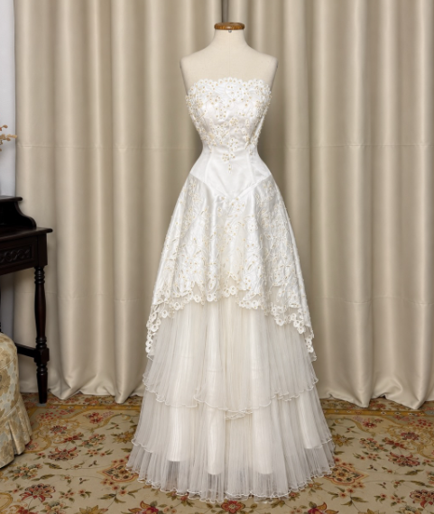 Elegantes A-Linien-Brautkleid aus Tüll in Weiß DP07616