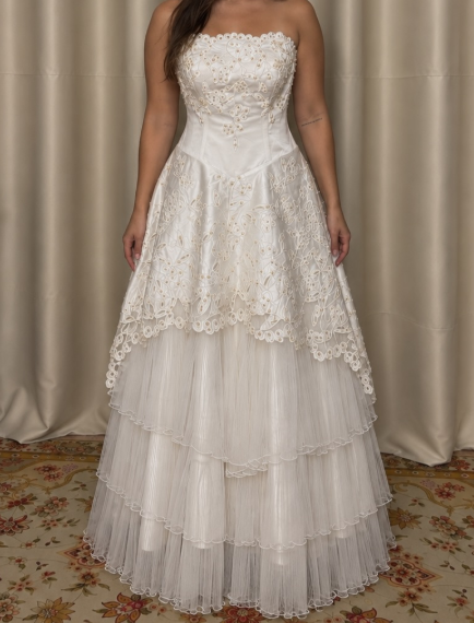 Elegantes A-Linien-Brautkleid aus Tüll in Weiß DP07616