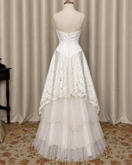 Elegantes A-Linien-Brautkleid aus Tüll in Weiß DP07616