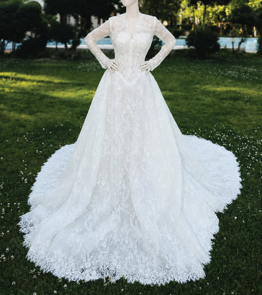 Elegantes weißes A-Linien-Brautkleid aus Spitze DP07617