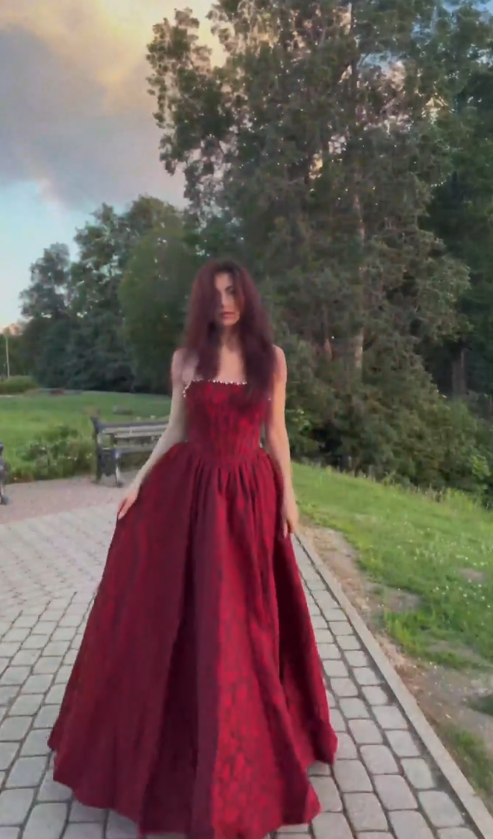 Charmante robe de bal bordeaux en satin, coupe trapèze, longue robe de soirée DP07928