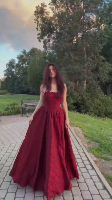 Charmante robe de bal bordeaux en satin, coupe trapèze, longue robe de soirée DP07928