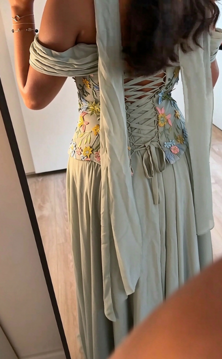 Charmante robe de bal fourreau longue en mousseline vert sauge brodée DP07931