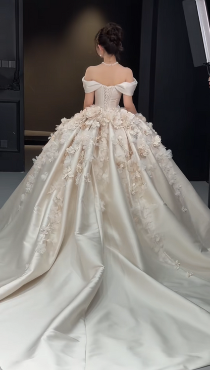 Charmante robe de mariée longue trapèze à épaules dénudées en satin blanc DP07939