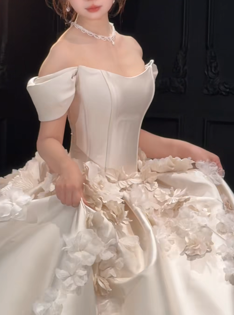 Charmante robe de mariée longue trapèze à épaules dénudées en satin blanc DP07939