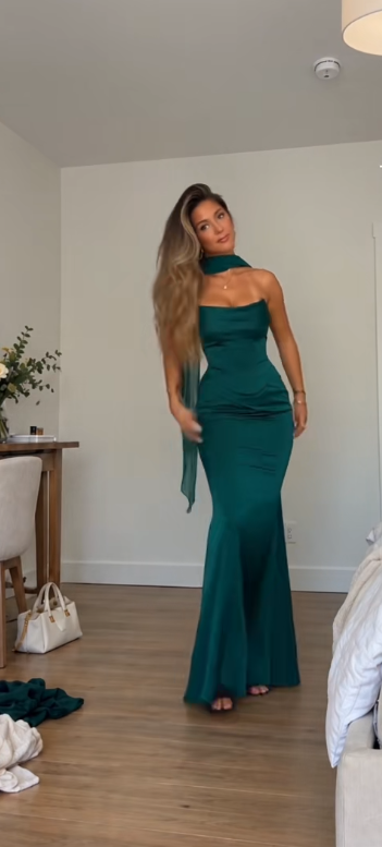 Robe de soirée longue fourreau en satin vert sans bretelles style glamour DP07969