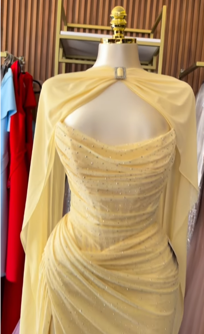 Schönes langes Abendkleid aus Chiffon in Etui-Passform, gelbes Ballkleid DP08037