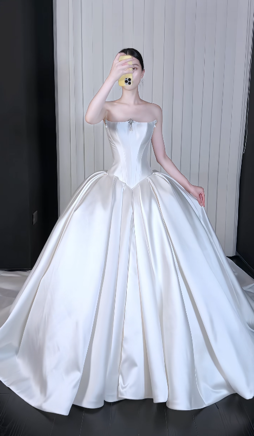 Einfaches A-Linien-Brautkleid aus Satin in Weiß DP08055