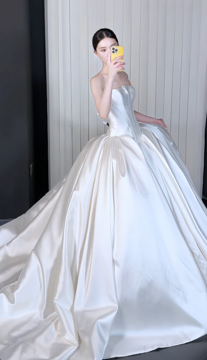 Einfaches A-Linien-Brautkleid aus Satin in Weiß DP08055