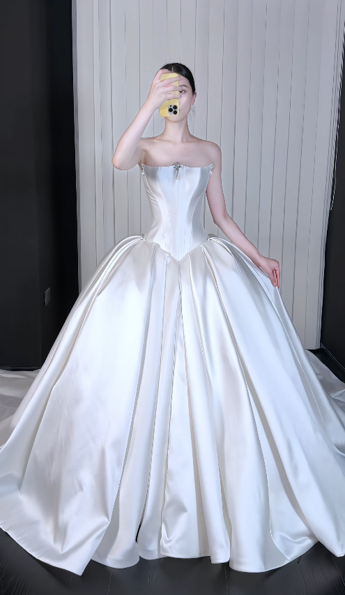 Einfaches A-Linien-Brautkleid aus Satin in Weiß DP08055