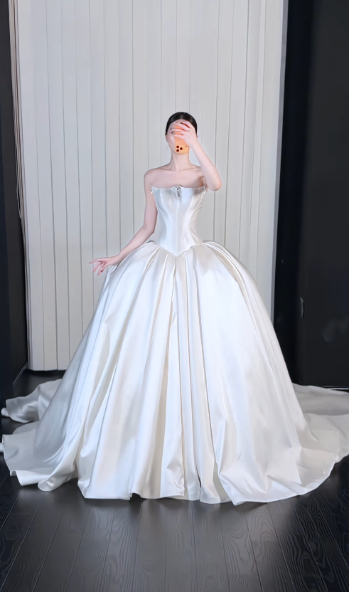 Einfaches A-Linien-Brautkleid aus Satin in Weiß DP08055