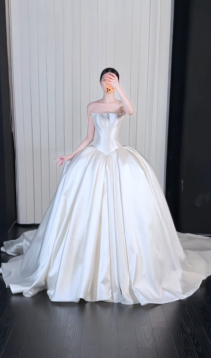Einfaches A-Linien-Brautkleid aus Satin in Weiß DP08055