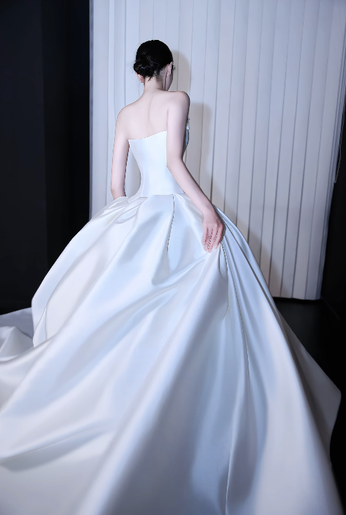 Einfaches A-Linien-Brautkleid aus Satin in Weiß DP08055