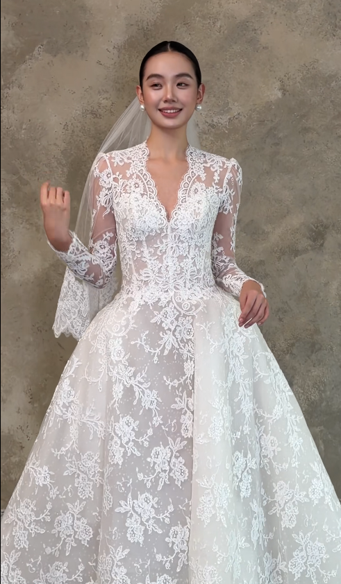 Jolie robe de mariée blanche en dentelle, coupe trapèze, longue DP08194