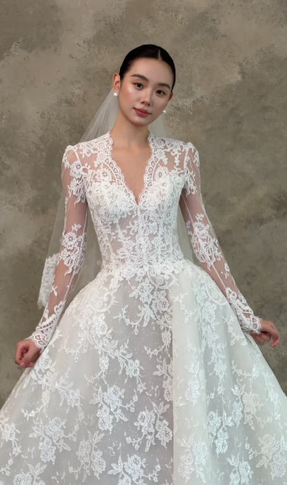 Jolie robe de mariée blanche en dentelle, coupe trapèze, longue DP08194