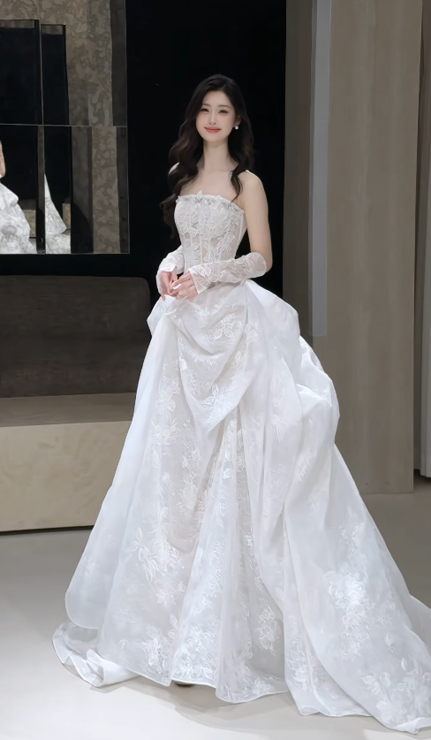 Glamouröses, figurbetontes, langes Spitzenbrautkleid in Weiß DP08302