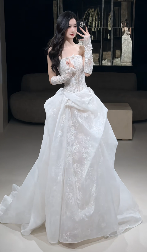 Glamouröses, figurbetontes, langes Spitzenbrautkleid in Weiß DP08302