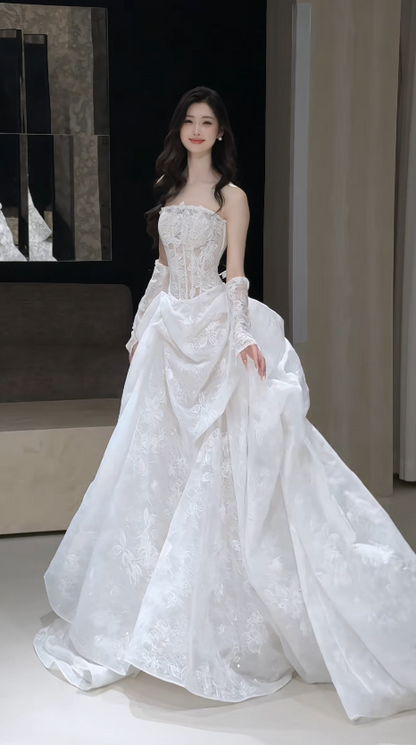 Glamouröses, figurbetontes, langes Spitzenbrautkleid in Weiß DP08302