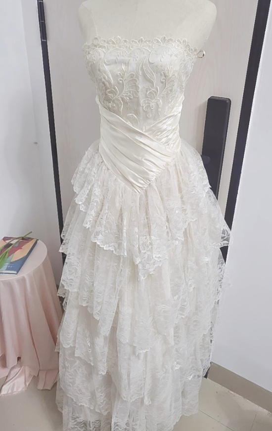 Vintage Bridal Gown Ball Gown Strapless Ivory Lace Wedding Dresses Minimalist Bridal Gowns DP1180