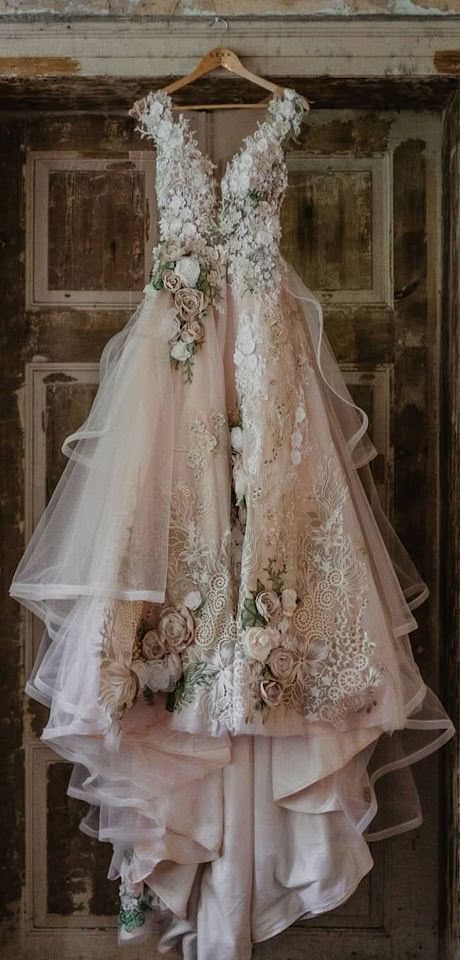 Vintage Bridal Gown Ball Gown V Neck Lace Wedding Dresses Minimalist Bridal Gowns DP1181