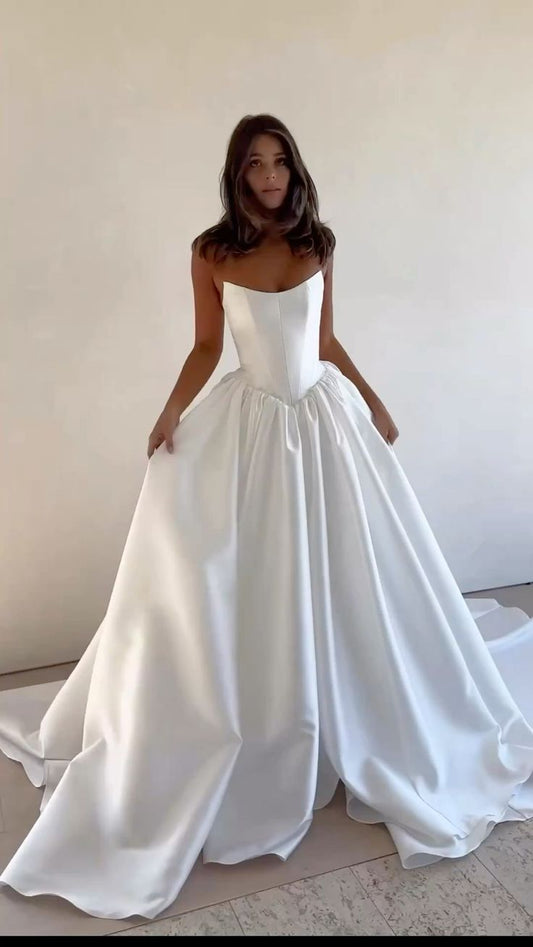 Robe de mariée classique, robe de bal, bustier, satin blanc, fente latérale, robes de mariée minimalistes, DP1192