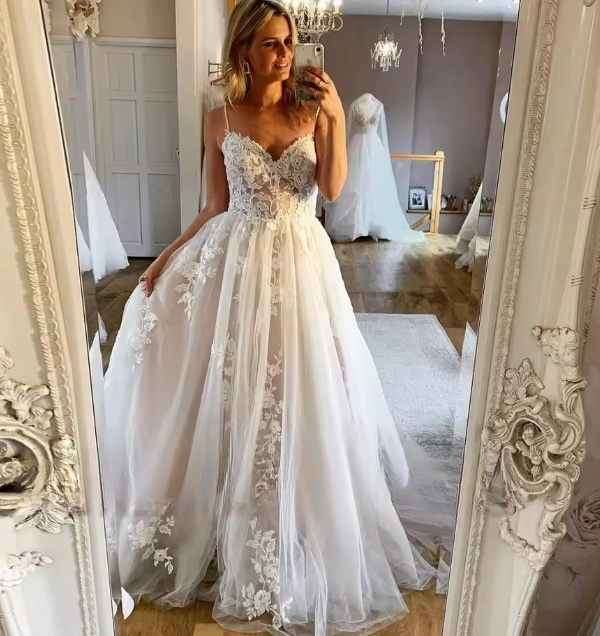 Classic Bridal Gown A Line Spaghetti Straps Lace White Wedding Dresses Minimalist Bridal Gowns DP1206