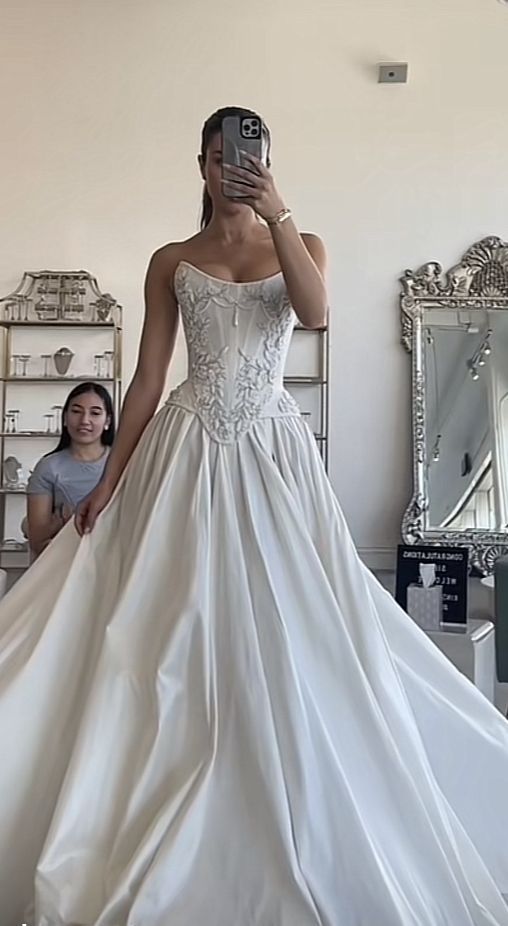 Romantisches Brautkleid A-Linie Herzausschnitt Satin Weiß Schlitz Brautkleider Minimalistische Brautkleider DP1214