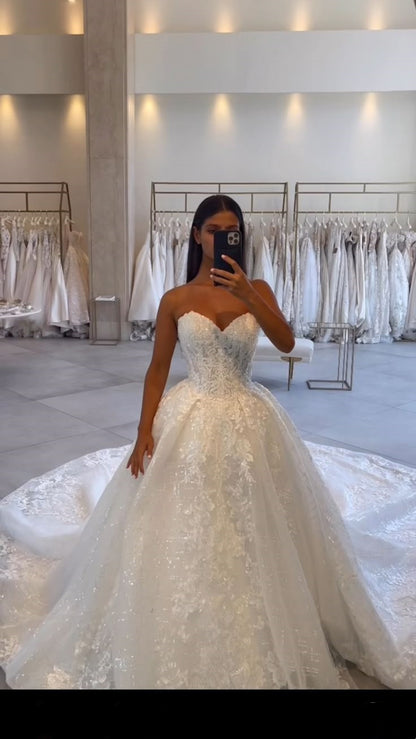 Robe de mariée classique, robe de bal, décolleté en cœur, dentelle, blanche, minimaliste, DP1326