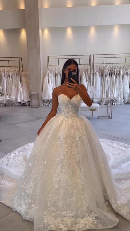 Robe de mariée classique, robe de bal, décolleté en cœur, dentelle, blanche, minimaliste, DP1326