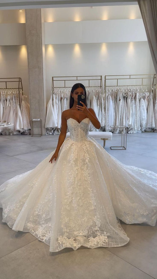 Robe de mariée classique, robe de bal, décolleté en cœur, dentelle, blanche, minimaliste, DP1326