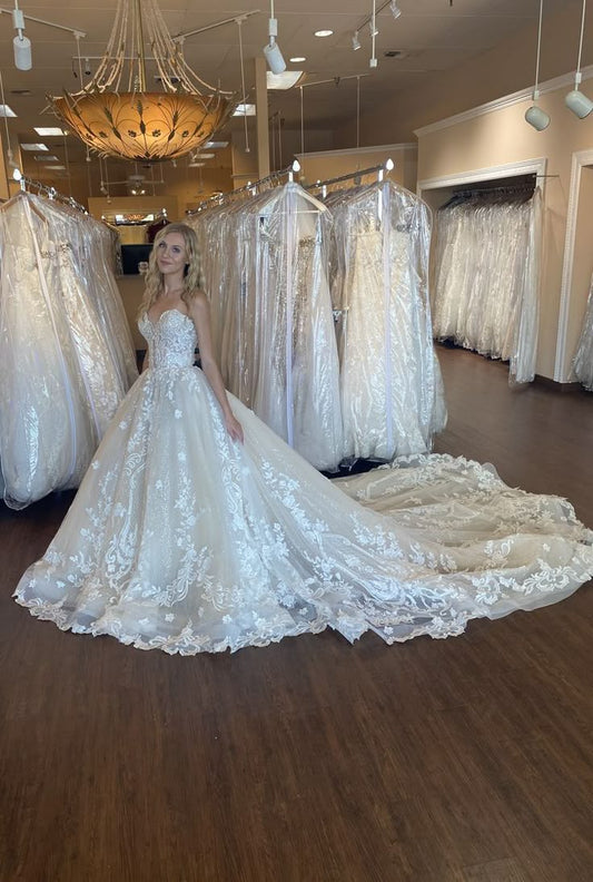 Robe de mariée classique, robe de bal, décolleté en cœur, dentelle, blanche, minimaliste, DP1327