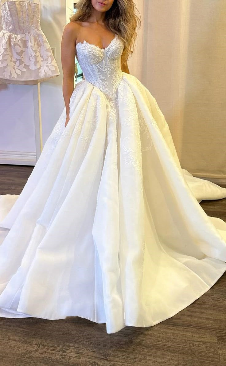 Robe de mariée classique, robe de bal, décolleté en cœur, dentelle, blanche, minimaliste, DP1336