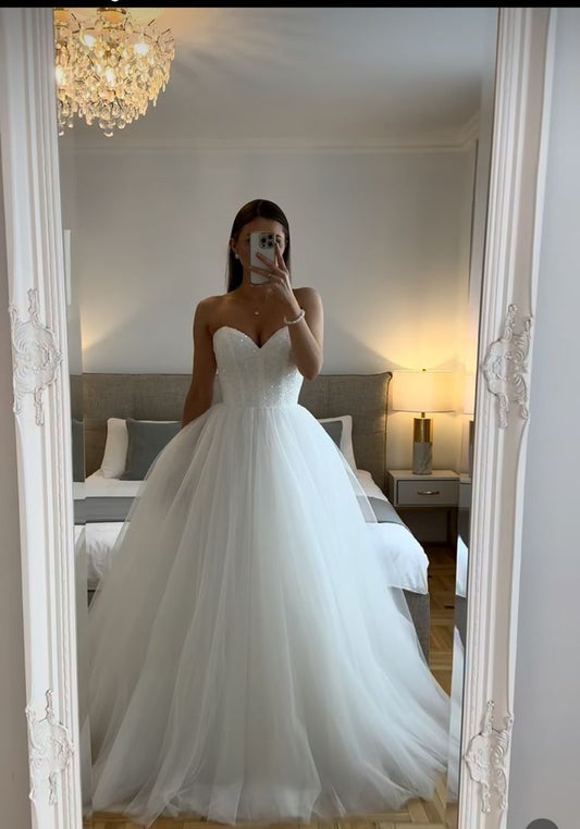 Robe de mariée classique, robe de bal, décolleté en cœur, tulle, blanche, minimaliste, DP1344