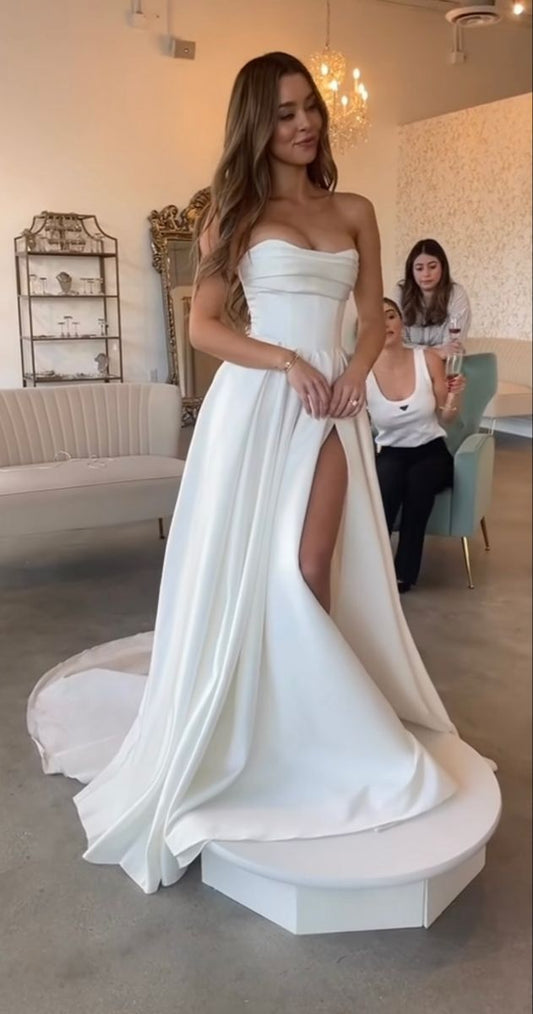 Robe de mariée classique trapèze en satin avec décolleté en cœur et fente latérale, robe de mariée blanche minimaliste DP1347