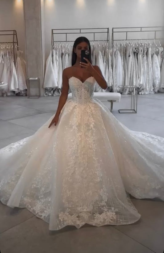 Robe de mariée classique, robe de bal, décolleté en cœur, dentelle, blanche, minimaliste, DP1362