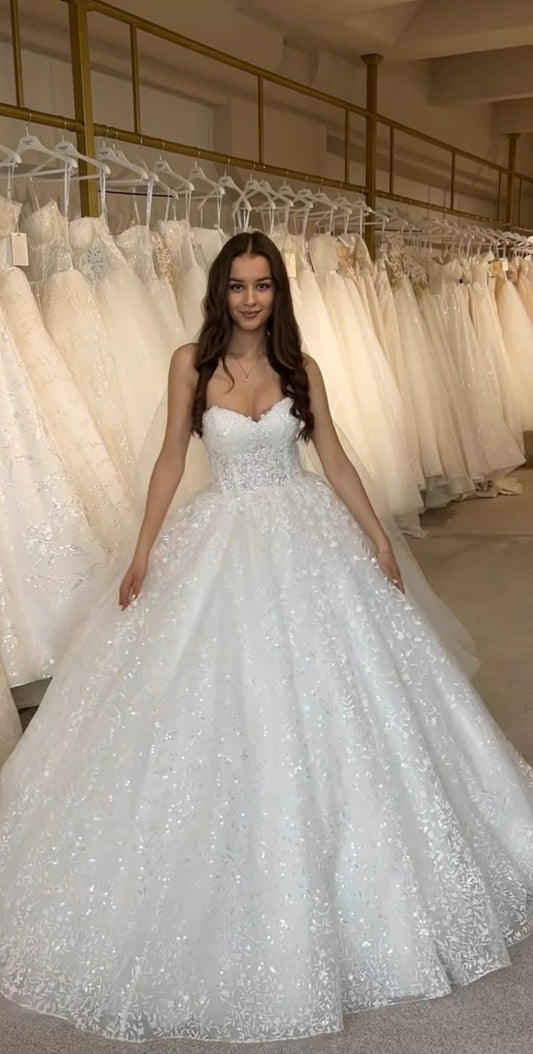 Robe de mariée classique, robe de bal, décolleté en cœur, dentelle, blanche, minimaliste, DP1373