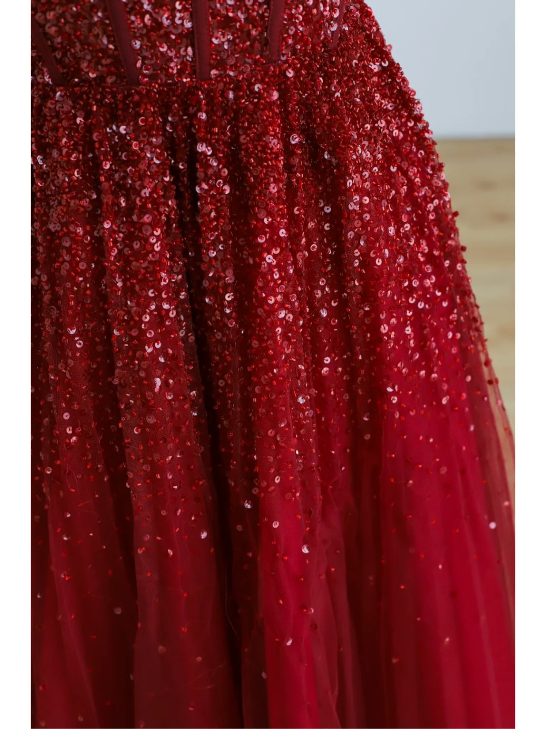 Robe de soirée longue rouge élégante et glamour, coupe trapèze, bretelles spaghetti, en tulle, DP1522