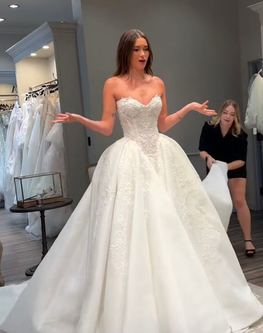 Robe de mariée classique, robe de bal, décolleté en cœur, dentelle, blanche, minimaliste, DP1590