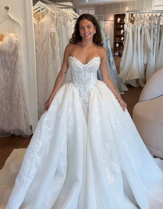 Robe de mariée classique, robe de bal, décolleté en cœur, dentelle, blanche, minimaliste, DP1605