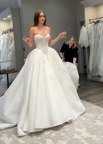Robe de mariée classique, robe de bal, décolleté en cœur, dentelle, blanche, minimaliste, DP1590
