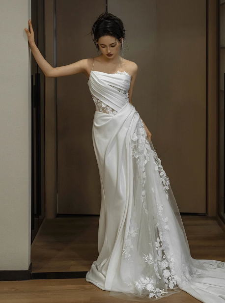 Robe de mariée classique fourreau asymétrique en dentelle blanche, robes de mariée minimalistes DP1652