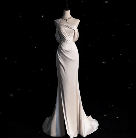 Robe de mariée classique sirène asymétrique en satin blanc, robe de mariée minimaliste DP1658