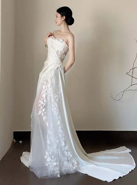 Robe de mariée classique fourreau asymétrique en dentelle blanche, robes de mariée minimalistes DP1665