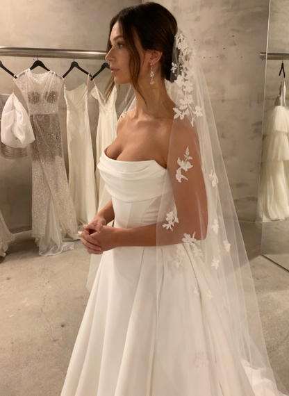 Classic Bridal Gown A line Strapless Satin White Wedding Dresses Minimalist Bridal Gowns DP1679