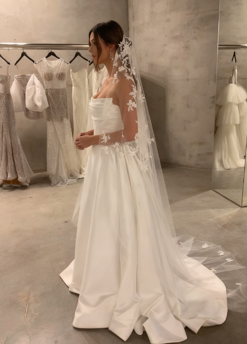 Classic Bridal Gown A line Strapless Satin White Wedding Dresses Minimalist Bridal Gowns DP1679